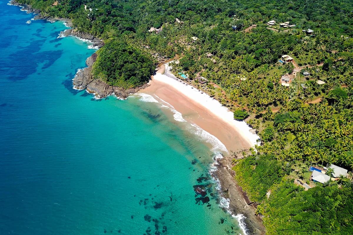 Praia de Sao Jose em Itacare com faixa de areia e vegetacao