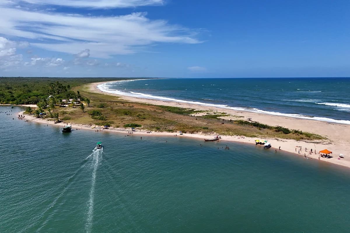 Praia do Pontal em Itacare do outro lado do Rio de Contas